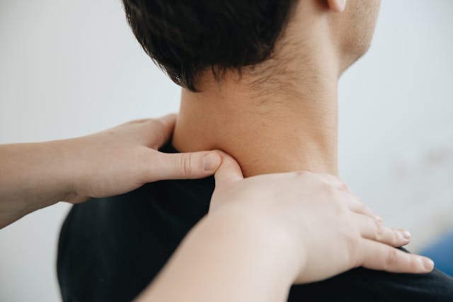 Schoudermassage tegen schouderklachten
